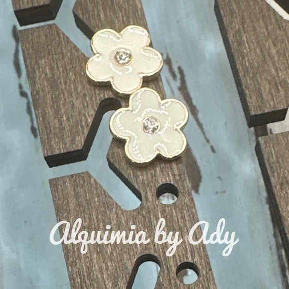 Alquimia Jewelry - Dainty white daysies stud earrings ballectore/minimalist